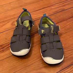 Plae Closed Toe Sandals